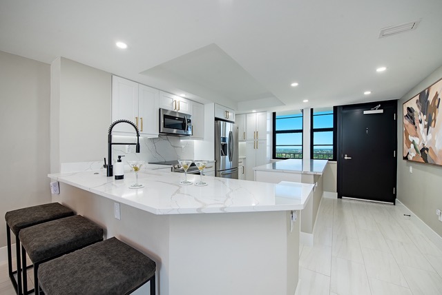 Kitchen – 380 Seaview Ct #1704