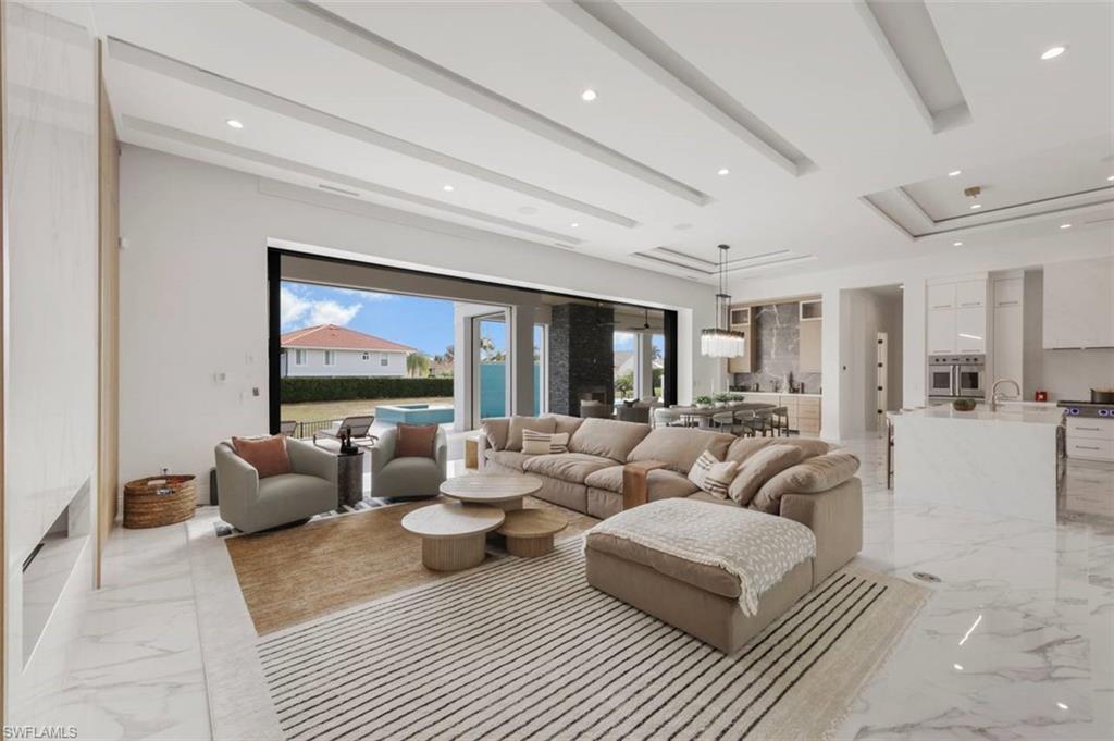 661 Amber Dr Photo 2