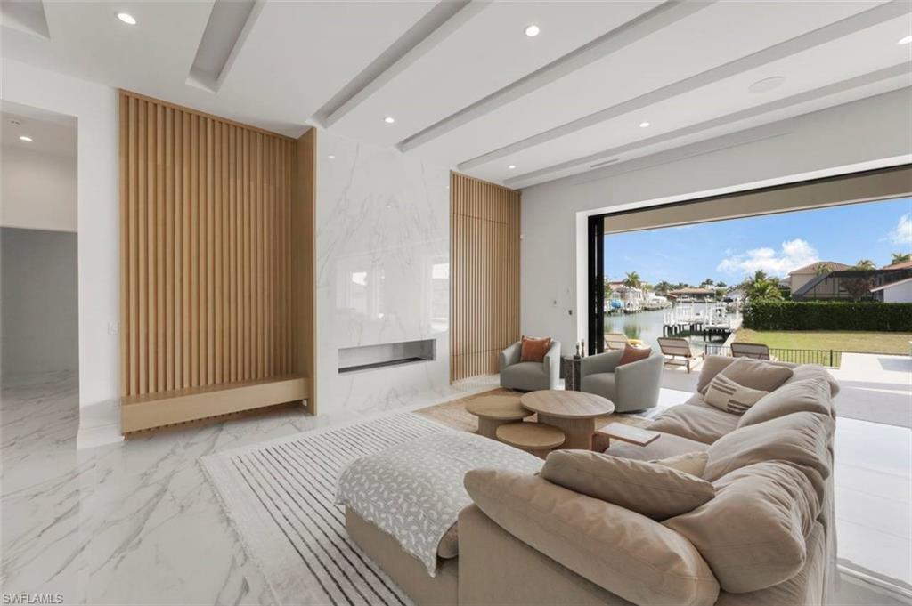 661 Amber Dr Photo 3